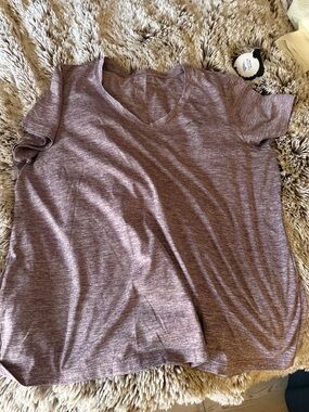 Under Armour Heathered Mauve-Purple V-Neck Short Sleeve Tee